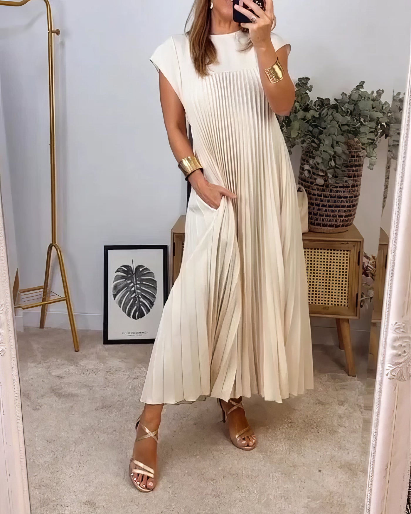 Aline | Sleeveless pleated dress