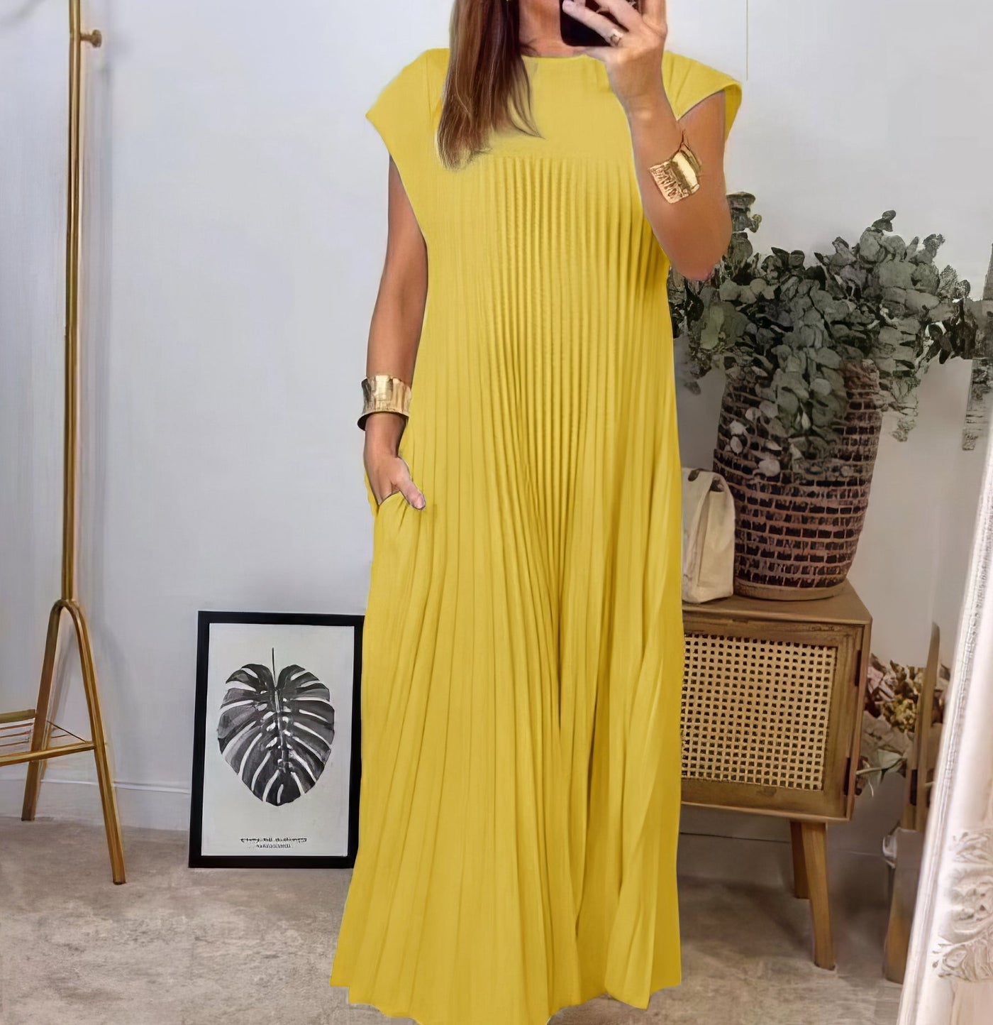 Aline | Sleeveless pleated dress