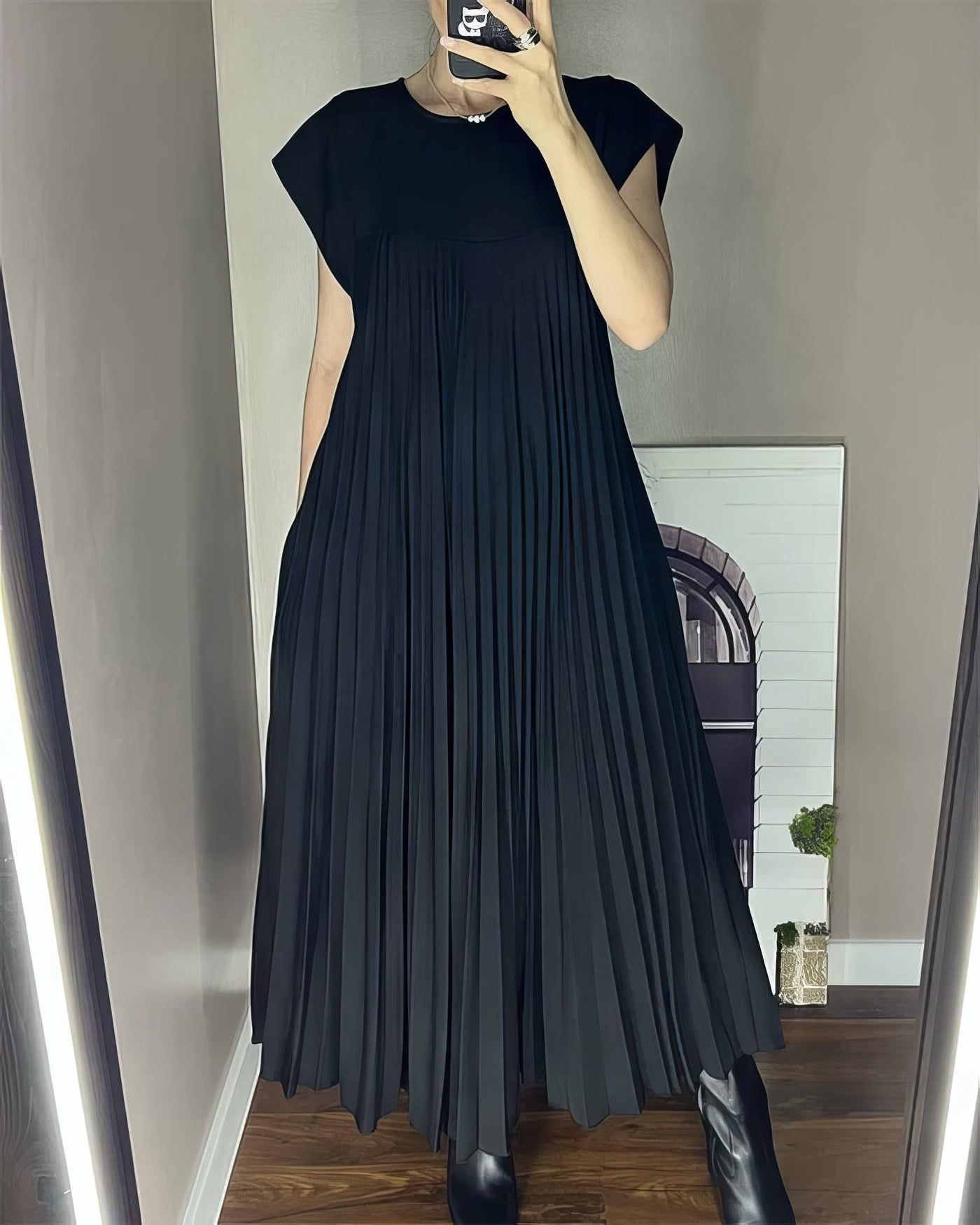 Aline | Sleeveless pleated dress
